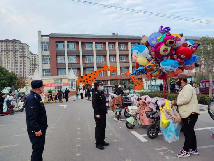 金乡县综合行政执法局：整治校园周边环境 守护学子平安路