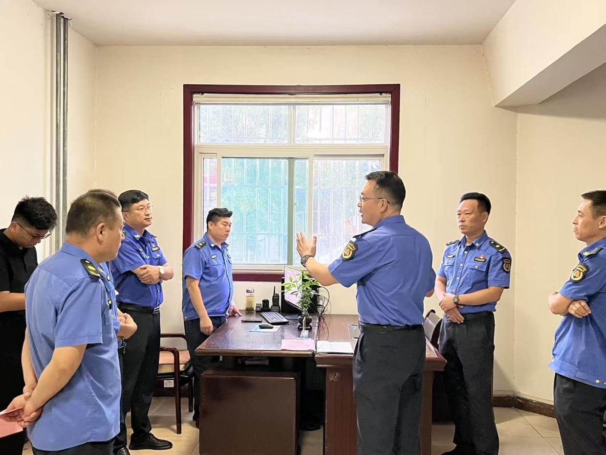 微山县综合行政执法局赴执法监察八大队参观交流餐饮油烟数字化报备工作