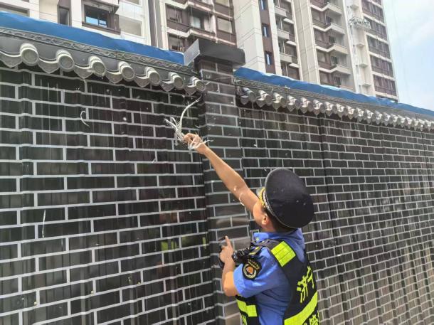 加强围挡管理 维护市容秩序