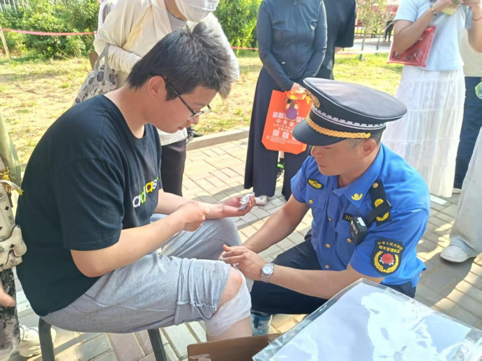 考生赶考不慎摔伤 城管“护考点”暖心救助——邹城市综合行政执法局全力护航中高考