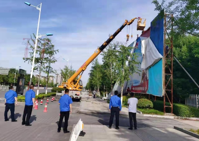 济宁市城市管理局 直通县市区 曲阜综合执法局：清理破损广告 消除安全隐患图 3742