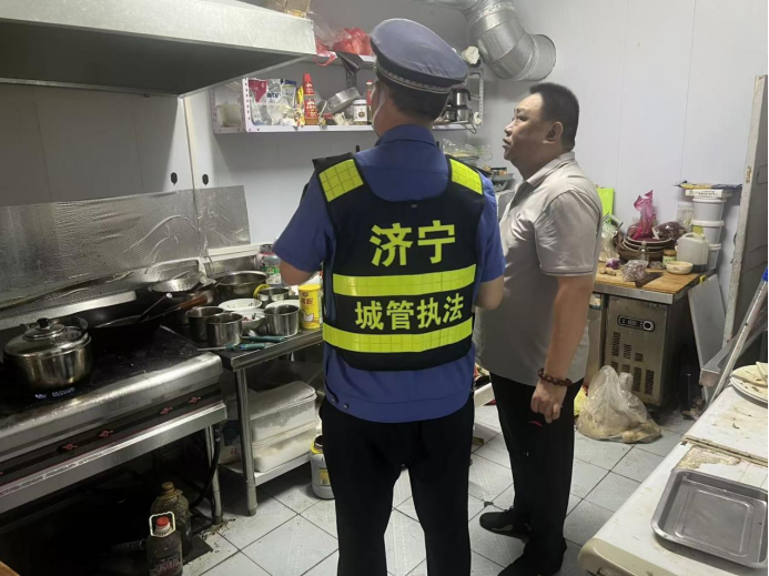 执法监察二大队开展油烟直排与泔水乱倒专项整治行动