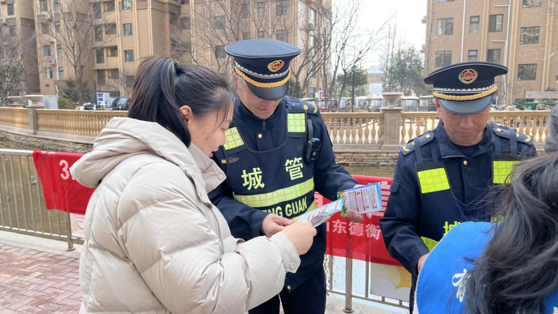 法治春风润民心  执法监察八大队走进欣锦苑社区开展“普法进社区”活动