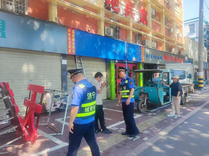 执法监察二大队拆除墙体广告字，筑牢恶劣天气安全防线